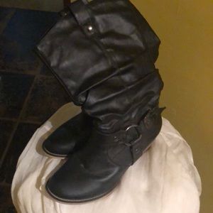 Womens mid calf boots. Gently used little bit of wear on the bottom good shape